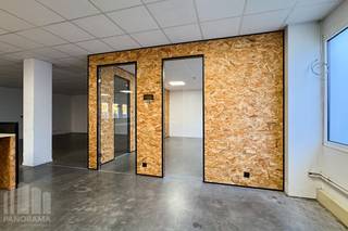 Magnifiek gelegen<strong> kantoorruimte van 529 m²</strong> te koop met visibiliteit vanaf de bedrijvige Pontbeeklaan aan de rand van Brussel (Zellik).<br />Fenomenale bereikbaarheid dankzij de nabijheid van de <strong>R0 en de E40. </strong><br /><br />De <strong>kantoorruimtes</strong> bevinden zich in het kwalitatieve <strong>Sphere Business Park</strong> , het gebouw is opgebouwd uit een stevige betonstructuur met polybetonvloeren (3 T/m²) en is uitgerust met moderne technieken zoals TL/LED-verlichting, <strong>100 zonnepanelen, </strong>recente gasketel, ventilatiesystemen, een warmtepomp en airco die zowel kan verwarmen als koelen.  <br /><br />Naast functionele troeven zoals een lift, camerabewaking en <strong>10 parkeerplaatsen</strong>, beschikt het gebouw ook over een ruime, rustige binnentuin, een volledig uitgeruste fitness en een keuken op de 1ste verdieping.<br /><br />De <strong>opslagruimte van +/- 205 m²</strong> met een vrije hoogte van 6 m en geïsoleerd dak is bijzonder functioneel en kwalitatief afgewerkt. Opgetrokken in een solide betonstructuur met polybetonvloeren die een belasting tot 3 T/m² aankunnen, biedt deze ruimte de nodige stevigheid voor zowel zware als lichte opslag. Dankzij een grote lichtstraat en efficiënte LED-verlichting is de ruimte aangenaam verlicht, <strong>2 ruime sectionale poorten</strong> van 4 m B x 4,5 m H zorgen voor een vlotte toegang. Panden staan zowel te koop als te huur.<br /><br />Aarzel niet en contacteer<strong> PANORAMA B2B</strong> voor bijkomende inlichtingen, plannen of een plaatsbezoek <strong>0477 09 00 09</strong>.