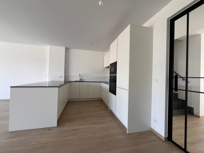 Prachtige nieuwbouwwoning met 6 slaapkamers, tuin en achteruitgang - foto 4