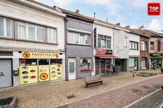 <p>Op een strategische ligging in het centrum van Deinze, op wandelafstand van winkels, openbaar vervoer en belangrijke invalswegen, bevindt zich deze instapklare woning.</p>
<p>Bij binnenkomst kom je meteen in de lichtrijke eetruimte die doorloopt naar de aangename leefruimte. Aansluitend volgt de keuken met een ruime bergruimte ernaast</p>
<p>Op het eerste verdiep bevinden zich een slaapkamer en een badkamer. Aan de achterzijde is er bovendien een terras, wat een mooie meerwaarde biedt.</p>
<p>De zolderverdieping vormt een extra troef: ideaal als bijkomende opbergruimte of perfect in te richten als extra slaapkamer.</p>
<p>Contacteer Top Vastgoed voor een bezoek op 0475 700 700.</p>