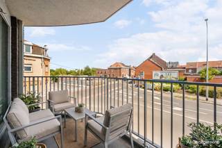 <p>Dit klassieke nieuwbouwproject in Moeskroen staat voor zorgeloos wonen op een centrale ligging.<br /><br />De architectuur straalt rust en elegantie uit, terwijl het interieur volledig inspeelt op de noden van hedendaags wonen: energiezuinig, praktisch en comfortabel.<br />Elke appartement werd ontworpen met aandacht voor functionaliteit, natuurlijke lichtinval en afwerkingskwaliteit.<br />Aangename terrassen. <br /><br />Een project dat niet alleen vandaag overtuigt, maar ook op lange termijn zijn waarde en uitstraling behoudt.<br /><br />Meer info bij Immo Beguin: sebastien@immobeguin.be</p>