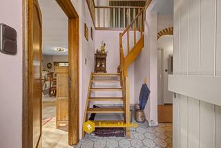 Open bebouwing met 3 slaapkamers en ruime tuin te koop in Wachtebeke!<br /><br />In de Cornilstraat 11 te Wachtebeke vindt u deze open bebouwing met een bewoonbare oppervlakte van 241 m² op een perceel van 1.464 m². De woning beschikt over 3 slaapkamers, een garage en een ruime tuin met mooie, volwassen bomen achteraan het perceel. Dankzij het EPC-label D geldt er bovendien geen renovatieverplichting.<br /><br />Troeven:<br />- Open bebouwing<br />- Bewoonbare oppervlakte: 241 m²<br />- Perceel van 1.464 m²<br />- 3 slaapkamers<br />- Garage<br />- EPC-label D – geen renovatieverplichting<br />- Grote tuin met aangelegde bomen<br />- Zolder met uitbreidingsmogelijkheden<br /><br />Indeling:<br />Via de inkomhal komt u in de leefruimte met eetplaats. Deze lichtrijke ruimte geeft toegang tot de veranda met zicht op de tuin. Vanuit de leefruimte bereikt u ook de keuken, die aansluit op de garage. Op het gelijkvloers bevinden zich daarnaast twee slaapkamers en de badkamer. Op de eerste verdieping is er een ruime derde slaapkamer en een grote zolderruimte, die mits afwerking nog kan worden ingericht als extra slaapkamers, hobbyruimte of bureau. Buiten geniet u van een ruime tuin met volwassen bomen, ideaal voor wie houdt van rust, groen en privacy.<br /><br /> 