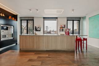 Midden in de stad vinden we deze uitzonderlijke duplex-penthouse terug op de derde en vierde verdieping van een karaktervol gebouw. De...