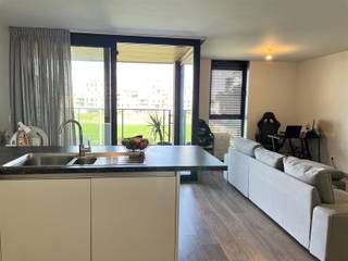 Appartement moderne et prêt à l'emploi, économe en énergie, situé à la périphérie de Malines, à proximité de l'autoroute E19, des magasins/entrepôts et à distance de marche du centre ville de Malines.L'appartement est situé au 2ème étage et comprend un salon avec cuisine ouverte équipée et une terrasse attenante (9m²) avec vue sur le terrain de football. Par le hall d'entrée, on accède à 2 chambres (11 et 9m²), WC et salle de bain avec douche à l'italienne, lavabo avec armoire de toilette et radiateur décoratif.Un abri à vélos et un parking souterrain (+20.000euro) pour une voiture électrique complètent cet appartement.Une belle opportunité pour ceux qui recherchent un appartement TOP !