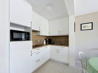 Appartement bien entretenu à louer avec deux chambres, salles de bains et salon avec vue sur la mer situé sur Zouavenplein et à proximité de la rue commerçante de Koksijde.<br /><br />MISE EN PAGE :<br />> Quatrième étage :<br />- Hall d'entrée avec toilettes invités ;<br />- Salon spacieux avec cuisine ouverte et vue sur la mer ;<br />- Cuisine équipée de tous les appareils nécessaires ;<br />- Local de rangement avec raccordement pour machine à laver ;<br />- Chambre 1 ;<br />- Chambre 2 ; <br />- Salle de bain avec douche et lavabo<br /><br />> Sous-sol :<br />- Rangement au sous-sol.<br /><br />AVANTAGES :<br />- Emplacement idéal ;<br />- Près de la mer et de la rue commerçante de Koksijde ;<br />- Deux chambres complètes ;<br /><br /><br />Coûts communs : + €50, -/mois <br />Disponible immédiatement<br /><br />Êtes-vous intéressé par cette propriété à louer à Koksijde ? Rendez-vous sur le site www.dewaele.com, cliquez sur le bien que vous souhaitez louer. À l'aide du bouton rouge « demandez votre visite », nous vous demandons de remplir brièvement un profil. Ensuite, nous vous contacterons pour une visite. Les rendez-vous ne peuvent pas être pris par téléphone.<br />