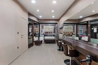 Dit ruime handelshuis is centraal gelegen in Gent, vlakbij de hogeschool Odisee, de Wondelgemstraat en op wandelafstand van het Prinsenhof. Het...