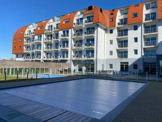 <h4><span><span>BEZOEKDAG – OP AFSPRAAK - ZATERDAG 18 OKTOBER - HOLIDAY SUITES</span></span></h4>
Droom je van een eigen stek aan de kust met de luxe van een hotel? Deze volledig ingerichte Holiday Suite op de derde verdieping in Zeebrugge biedt het beste van beide werelden!<br />Ontdek een unieke investeringskans in het hart van Zeebrugge, waar de dynamiek van de wereldhaven samenkomt met de charme van de Belgische kust.<br />Deze exclusieve suite biedt een ideale combinatie van comfort en luxe, perfect voor zowel zakelijke reizigers als toeristen.<br /><br />🏡 Jouw vakantieverblijf<br />✔️ Lichte woonkamer met open, ingerichte keuken<br />✔️ Zonnig terras met uitzicht op het zwembad 🌅<br />✔️ Slimme indeling: aparte slaapkamer met dubbel bed + slaaphoek met stapelbed (3 slaapplaatsen)<br />✔️ Moderne badkamer met bad/douche, wastafel & toilet<br />✔️ Vrij gebruik van het binnen- & buitenzwembad<br />✔️ Extra ontbijt en ontspanningsvoorzieningen voor een zorgeloze ervaring<br />💰 Vakantie & rendement in één! Gebruik deze suite voor eigen ontspanning, verhuur of een combinatie voor het beste rendement. Slim investeren was nog nooit zo leuk!<br /><br /><br />Voorzieningen:<br />Geschikt voor 5 personen, met een comfortabel tweepersoonsbed en een hoogwaardig stapelbed.<br />Uitgerust met een moderne badkamer, een ingerichte keuken, een gezellige leefruimte en een privéterras met uitzicht op de omgeving.<br /><br />Faciliteiten van het Complex:<br />Verwarmde binnen- en buitenzwembaden voor ultieme ontspanning.<br />Wellnesscentrum met sauna en hammam.<br />Volledig uitgeruste fitnessruimte.<br />Gezellige bar en restaurant ter plaatse.<br />Ondergrondse parkeergelegenheid voor uw gemak.<br /><br />Investering Voordelen:<br />Inkomstenpotentieel: Opbrengsten uit de verhuurinkomsten gerealiseerd door Holiday Suites, u hoeft zelf niks te doen.<br />Beheer zonder zorgen: Professioneel en volledig beheer van uw eigendom, zodat u kunt genieten van een passief inkomen zonder administratieve lasten.<br />Strategische Locatie: Gelegen nabij belangrijke zakelijke hubs en toeristische attracties, wat zorgt voor een stabiele bezetting gedurende het hele jaar.<br /><br />Grijp deze kans om te investeren in een hoogwaardige appartement-suite in Zeebrugge, waar rendement en ontspanning hand in hand gaan. Voor meer informatie of om een afspraak te maken voor een bezichtiging, neem vandaag nog contact met ons op.<br />