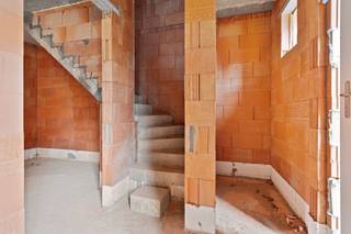 Maison casco à Scherpenheuvel-Zichem sur ... a Maison Casco avec structure porteuse, murs, fenêtres et portes et toit. L'intérieur de la maison doit...