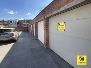 <p><span>Spacieux garage box hors sol avec portail automatique !</span><span> </span></p><p><span>Le box de garage bénéficie d'un emplacement central dans une rue sûre et calme, parallèle à la Fruithoflaan, et donc proche des principales voies d'accès telles que l'E19, l'E34 et le périphérique. </span></p><p><span>Le box est immédiatement disponible, se prête non seulement au stationnement de votre voiture et de vos vélos, mais aussi à un espace de stockage complètement sec. </span></p><p><span>Idéal pour un usage personnel, mais aussi très apprécié comme investissement.</span></p><p><span> </span></p><p><span>Dimensions du box : 5,13 m de profondeur, 2,58 m de largeur et 2,13 m de hauteur</span></p><p><span>Dimensions du portail : 2,26 m de large et 2,02 m de haut</span></p><p><span> </span></p>