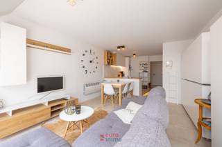 <p>Op zoek naar een instapklaar appartement, centraal gelegen én met alle troeven om er meteen van te genieten? Dan is dit een voltreffer! Dit appartement bevindt zich middenin de Franslaan, op wandelafstand van winkels, bakker, restaurants en uiteraard het strand van Nieuwpoort-Bad.<br /><br />Eénmaal binnen valt meteen de lichtinval op. Dankzij de zuidgerichte oriëntatie geniet u hier de hele dag door van een aangename lichtinval. Het appartement werd bovendien op een moderne manier ingericht met leuke, hedendaagse materialen, waardoor u hier eigenlijk gewoon uw valies moet binnendragen!<br /><br />Helemaal genieten is het in het zonnetje op het ingenieus uitgedacht velux-terras. <br /><br />De slaapkamer is voorzien van een tweepersoonsbed, en wie regelmatig bezoek krijgt, hoeft zich geen zorgen te maken: dankzij de 2 handige uittrekbare slaapplaatsen in de woonkamer is dit appartement optimaal geschikt voor 4 personen! Praktisch is ook de kelderberging, die inbegrepen is bij het appartement, en de fietsenberging in de gemeenschappelijke delen. Voor wie een hekel heeft aan parkeerplek zoeken, is er bovendien de mogelijkheid om een parkeerplaats in het gebouw aan te kopen mits een supplement.<br /><br />Kortom, een instapklaar, zonnig en centraal gelegen appartement met alle gemakken: twijfel dan ook niet langer en maak snel uw afspraak voor een bezichtiging!<br /><br />EPC: </p>
