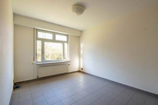 Ontdek het perfecte evenwicht tussen groen en stadsleven. In de zorgcampus Hof Sint Jozef biedt Walls Vastgoedmakelaars enkele assistentiewoningen te huur aan. Hier geniet u van de ideale balans tussen zorg en zelfstandigheid, in een aangepaste en beschermde omgeving voor actieve senioren die zelfstandig willen blijven wonen.<br /><br />De residentie is gelegen in een echte groene oase en beschikt over een mooie, gemeenschappelijke tuin waar u in alle rust kan genieten van de buitenlucht en het groen.<br /><br />Als bewoner kan u rekenen op tal van faciliteiten en diensten op de campus, zoals een wassalon, kinesitherapie, pedicure en kapper. Daarnaast is er een animatieteam aanwezig dat zorgt voor een gevarieerd aanbod aan individuele en groepsactiviteiten, zodat u steeds actief en sociaal betrokken blijft.<br /><br />De bezoekuren zijn volledig vrij, waardoor familie en vrienden u kunnen bezoeken wanneer het hen past. In de namiddag kan u gezellig terecht in de cafetaria. Bovendien zijn er in het woonzorgcentrum steeds verpleegkundigen en verzorgenden aanwezig voor extra ondersteuning en gemoedsrust.<br /><br />Ook praktisch comfort is verzekerd: water, gas en elektriciteit zijn inbegrepen in de prijs en er is voldoende gratis parkeergelegenheid voor bezoekers.<br /><br />Klinkt dit als muziek in de oren? Maak snel een afspraak en ontdek uw toekomstige thuis!