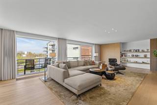 Uitzonderlijk woonvolume van 218 m² met 3 slaapkamers, 2 badkamers en 2 dressings.Adembenemend uitzicht over de oude Leiearm vanuit de zonrijke...