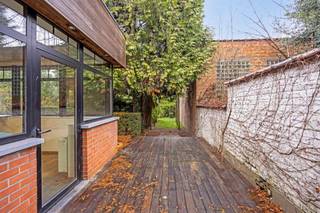Deze commerciële ruimte van 231 m², gelegen in het centrum van Evere, werd voorheen gebruikt als apotheek. Het pand beschikt over een ruime winkelruimte en achterliggende kamers die flexibel kunnen worden ingericht voor verschillende doeleinden, zoals kantoor, praktijk, opslag of andere toepassingen.De commerciële ruimte heeft toegang tot een terras aan de achterzijde van het gebouw, dat uitkomt op een aangename, volledig omheinde tuin. Het pand is geschikt voor vrije beroepen, met uitzondering van het gebruik als apotheek.Daarnaast heeft u de mogleijkheid tot de aankoop van het duplex-appartement (160 m²) boven deze commerciële ruimte. De duplex is te betreden via een aparte ingang. De indeling van het appartement is als volgt:- inkomhal, woonkamer met uitzicht op de straat, open volledig uitgeruste keuken, zonnig terras met groen dak, twee slaapkamers, badkamer met ligbad en inloopdouche, bureauruimte met bergruimte, met aansluiting wasmachine. Het bovenste verdiep van 55 m² biedt volop mogelijkheden en kan volledig naar eigen smaak worden ingericht tot extra slaapkamers of leefruimte.Het gebouw is vrijwel volledig onderkelderd, wat extra opslagruimte biedt. De verwarming en de meters voor zowel de commerciële ruimte als het appartement zijn gescheiden.DISCLAIMER: Sommige afbeeldingen in deze presentatie zijn met AI gegenereerd om het potentieel van het pand te illustreren. Ze tonen niet de exacte, huidige staat. Aan deze beelden kunnen geen rechten worden ontleend.