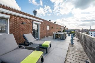 [[ DIT PAND NEEMT DEEL AAN DE ERA OPEN HUIZEN DAG OP 13/6 VAN 9:30 TOT 10:30 ]]
<p>Ben je opzoek naar een rustig gelegen dakappartement dat tot in de puntjes onderhouden werd? Lees hier dan zeker even verder!</p>

<p>Dit prachtige appartement is klaar om meteen van te genieten en bevindt zich in een verzorgd gebouw. Met twee indrukwekkende dakterrassen van elk 70m² biedt dit appartement volop ruimte om buiten te leven en te ontspannen. Dit zijn slecht enkele troeven van deze woning!</p>

<p>Indeling:</p>

<p>Bij binnenkomst word je verwelkomd in de inkomhal (12m²), die toegang geeft tot de zonovergoten woonkamer met een moderne open keuken (54m²). De keuken is voorzien van alle nodige toestellen om je heerlijke maaltijden voor te bereiden. Vanuit de woonkamer stap je direct op de twee unieke terrassen, elk aan een zijde van het appartement. Zo geniet je de hele dag van de zon en kan je in alle rust ontspannen. Verder beschikt het appartement over drie comfortabele slaapkamers (7-8-16m²), een ruime badkamer (12m²), een aparte wasplaats en een gastentoilet. Alles is tot in de puntjes afgewerkt en voorzien van alle comfort. Geniet van de rust, de zon en het uitzicht, terwijl je toch alle voorzieningen binnen handbereik hebt. Dit is een zeldzame kans voor wie houdt van modern wonen in een groene en serene omgeving. Bij het appartement hoort een kelderberging en dient de autostaanplaats bij aangekocht te worden voor €25.000.</p>

<p>Zou deze woning wel eens jouw nieuwe thuis kunnen worden? Laat ons dan snel iets weten en plan een bezoek in!</p>