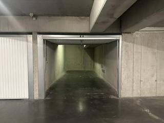 Ruime garagebox te huur onder residentie Beethoven, Lavendelweg 2 te Middelkerke. De garagebox is onmiddellijk beschikbaar!De garagebox (20 m²)...