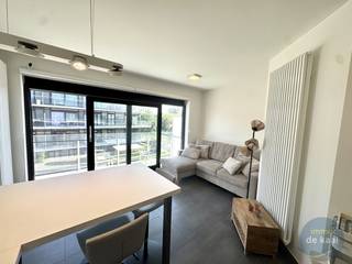 Altijd zon in dit knap ingericht appartement! Dankzij de 2 ruime terrassen kun je hier op elk moment van de dag van de buitenlucht genieten. Residentie Waterfront is gelegen aan de Veurnevaart, op een knooppunt van fiets- en wandelwegen. Rustig gelegen en langs de stadsrand van Nieuwpoort. Lichtrijke woonkamer met open keuken voorzien van alle toestellen. Knap ingerichte badkamer met ruime inloopdouche en lavabomeubel. Afzonderlijk toilet en berging voorzien van aansluiting voor een wasmachine. In de slaapkamer zijn maatwerkkasten voorzien, langs hier heb je ook toegang tot 2e terras. Gerieflijke kelderberging in het gebouw.<br />