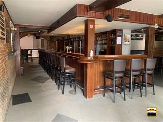 Handelspand met bovenliggend appartement te koop in het centrum van Heers.GEEN RENOVATIEPLICHT (LABEL D) In het centrum van Heers vinden we de...