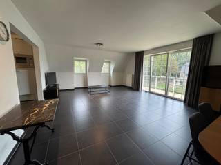 Appartement Te huur in Merelbeke<br /><br />Op zoek naar een stijlvolle en comfortabele woning met net dat tikkeltje extra? Dit Appartement in Merelbeke combineert ruimte, comfort en een moderne uitstraling op een aangename locatie.<br /><br />Het Appartement biedt een hoogwaardige en verzorgde woonomgeving, ideaal voor wie op zoek is naar een comfortabele thuis met een Moderne uitstraling.<br /><br />Extra Troeven<br />Moderne afwerking<br />Ruime en lichtrijke leefruimtes<br />Aangename indeling<br />Comfortabel woongevoel<br />Gelegen in Merelbeke<br />Ideaal voor wie kwaliteit en rust belangrijk vindt<br />Huurprijs<br /><br />€1.100 per maand<br />+ €160 maandelijkse kosten<br /><br />Totale maandelijkse kost: €1.260<br /><br />Interesse in deze prachtige duplex? Neem gerust contact op voor meer informatie of om een bezoek in te plannen.<br />bel naar Jerko 0492/82.50.00<br />Mail naar jerko@cornelis-goeman.be