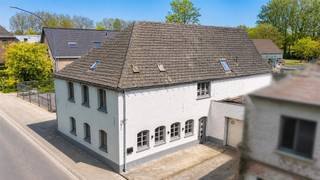 In het landelijke Steenhuize-Wijnhuize (Herzele) vindt u deze ruime woning met een stevige basis en tal van mogelijkheden voor wie zelf nog...