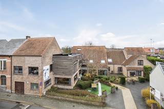 <p><span>Projectgrond / opbrengsteigendom te Puurs-Kalfort met ontwikkelingspotentieel</span></p><p><span>Aan de Schipstraat 33-35 te Puurs-Sint-Amands bieden wij een omvangrijke eigendom aan op een perceel van 1.634 m², gelegen in woongebied.</span></p><p><span>Het pand is momenteel ingericht en verhuurd als woonzorgcentrum. Dankzij het lopende huurcontract beschikt de eigendom over een tijdelijke huuropbrengst tijdens de voorbereidende fase van een eventueel ontwikkelingsproject. Verdere informatie over het huurcontract wordt discreet verstrekt na ernstig contact.</span></p><p><span>Volgens de eerste stedenbouwkundige indicaties en in overleg met de architect kan de site in aanmerking komen voor een residentieel nieuwbouwproject met circa 8 à 10 appartementen, met oppervlaktes tussen ongeveer 70 m²-85m² en 110 m². De bouwdiepte bedraagt volgens de beschikbare informatie 12 meter. Ondergrondse parkeergelegenheid is verplicht volgens de stedenbouwkundige randvoorwaarden.</span></p><p><span>Deze eigendom richt zich in hoofdzaak tot projectontwikkelaars, professionele investeerders of partijen die de combinatie zoeken van tijdelijke huuropbrengst en toekomstig residentieel ontwikkelingspotentieel.</span></p><p><span>Kerngegevens:</span></p><ul><li><span>Adres: Schipstraat 33-35, 2870 Puurs-Sint-Amands</span></li><li><span>Perceeloppervlakte: 1.634 m²</span></li><li><span>Huidige bebouwde/bewoonbare oppervlakte: ca. 1.443 m²</span></li><li><span>Huidig gebruik: woonzorgcentrum</span></li><li><span>Ligging: woongebied</span></li><li><span>Mogelijk ontwikkelingspotentieel: circa 8 à 10 appartementen, onder voorbehoud van vergunning</span></li><li><span>Ondergrondse parking verplicht</span></li><li><span>Lopend huurcontract aanwezig</span></li></ul><p><span>Prijs op aanvraag.</span></p><p><span>Voor bijkomende informatie, stedenbouwkundige gegevens of een discreet plaatsbezoek:</span></p><p><span>Jean-Pierre Dauwe<br />Janssen en Janssen Vastgoed en advies<br />0475/51 34 67<br /><span>jean-pierre@janssenenjanssen.be</span></span></p><p><span> </span></p><p><span> </span></p>