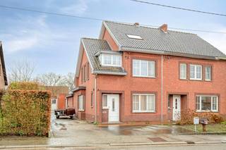 This spacious semi-detached building at Graaf de Brigodestraat 12, Sint-Lambrechts-Herk, offers a living area of 200 m² on a plot of 11a69ca...