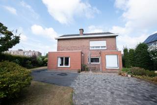 Een perfect onderhouden, statige gezinswoning op een goeie ligging!<br /><br />Een open bebouwing met inkom, ruime en lichtrijke living, keuken, wc, praktische wasplaats, 3 slaapkamers, badkamer, zolder, afzonderlijke garage en leuke tuin met tuinhuis.<br /><br />Een rustige ligging in Kuurne met vlotte verbinding naar handelszaken, openbaar vervoer en stad Kortrijk.<br /><br />Wenst u de woning te bezoeken? Geef ons een seintje op 09/388.53.53 of mailen naar sylvie@immoroba.be. Tot binnenkort!