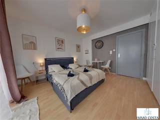 Évadez-vous à la côte avec ce studio prêt à emménager situé au 56 Distellaan à Westende, à quelques mètres seulement de la digue rénovée. Idéal comme résidence de vacances, ce charmant studio offre confort, tranquillité et proximité de la mer. Laissez-vous surprendre par son emplacement idéal et profitez de chaque séjour en toute insouciance!