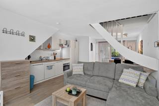 <p>(GEEN DOMICILIE MOGELIJK)</p>
<p>Op het vakantiedomein "Hengelhoef" in Houthalen vinden we dit mooie duplex appartement terug. Hengelhoef ligt in een oase van groen met een goede bereikbaarheid door de nabijheid van de autosnelweg E314. Toerisme in het mooie Limburg zit meer dan ooit in de lift. U kan het gebruiken voor eigen genot of als investering om het als vakantieverhuur aan te bieden.</p>
<p>Het park is beperkt met de wagen toegankelijk en er bestaan ruime parkings aan de rand van het park.</p>
<p>Voor de kinderen zijn er voldoende speelplekken. Er is een terrein om te basketballen of te voetballen. Op het grasveld staan kleine goaltjes. Ook staan er vaste tafeltennistafels. Het openluchtzwembad is vrij toegankelijk voor de gasten en is omheind uit veiligheid voor kleine kinderen.</p>
<p>Deze woonblok ligt op wandelafstand van het zwembad en kortbij de speeltuin.</p>
<p>Dit duplex appartement ligt op het eerste en tweede verdiep en is helemaal gerenoveerd en mooi opgeknapt. De muren zijn bezet met gyproc en er is een nieuwe vloer en plafond geplaatst. De keuken is goed uitgerust met een inox lavabo, een mengkraan, een frigo en een vaatwasser.</p>
<p>De eetruimte en aansluitend het ruime terras, wat uitgeeft op het groene binnen plein zorgt voor pure rust en ontspanning.</p>
<p>De mooie wenteltrap in het midden van de leefruimte maakt het geheel compleet.</p>
<p>De badkamer op het gelijkvloers heeft een douche, toilet en wastafel en de 2<sup>de</sup> badkamer boven een lavabo en een toilet.</p>
<p>Op de bovenverdieping vinden we er de twee slaapkamers voor 4 personen.</p>
<p>De constructie koopt men in volle eigendom maar de grond wordt gehuurd tegen een kleine vergoeding per jaar (€1000 x index). In de gemeenschappelijke kosten zitten ook voorschotten voor individuele stroom water en verwarming en bedragen rond de 150 euro met een persoonlijke afrekening per jaar. We hebben momenteel 2 duplexen te koop.</p>
<p>Ben je benieuwd naar deze prachtige vakantiewoning?</p>
<p>Bel dan snel naar 089/20.89.89 voor het boeken van een afspraak ter plaatse.</p>