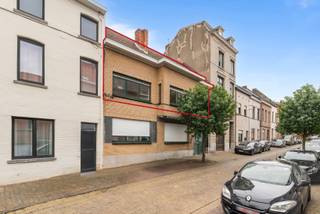 en je op zoek naar een volledig vernieuwd appartement met 3 (mogelijks 5) slaapkamers, zonnig terras en ruime zolder in Aalst? Gevonden!
<p>In het centrum van Aalst, in een rustige eenrichtingsstraat en op wandelafstand van winkels, scholen en openbaar vervoer, bevindt zich dit instapklare appartement op de eerste verdieping. Met een bewoonbare oppervlakte van 118 m² combineert deze eigendom ruimte, comfort en een uitstekende ligging.<br />De grootste troeven? Een gunstig EPC-label B dankzij de nieuwe condensatieketel en het hoogrendementsglas, een volledig vernieuwde en conforme elektrische installatie, een zonnig terras van 15m², een uitzonderlijk ruime zolder van 100m² én geen maandelijkse syndicuskosten!</p>
<p>De indeling is bijzonder praktisch: via de inkomhal met apart toilet kom je terecht in de ruime en lichtrijke leefruimte met grote raampartijen die zorgen voor een aangename sfeer doorheen de dag. Hier bevindt zich de stijlvolle open keuken met centraal eiland, volledig uitgerust met nieuwe BOSCH-toestellen met een rechtstreeks toegang tot het zonnige terras van 15 m². Verder beschikt het appartement over drie volwaardige slaapkamers, een moderne badkamer met ruime inloopdouche &amp; dubbel lavabomeubel en een praktische was- en berging. Tot slot is er een uitzonderlijk ruime zolder van maar liefst 100 m² die perfect dienst kan doen als extra slaapkamers, opslag- of hobbyruimte. Op het gelijkvloers bevindt zich bovendien een ruime gemeenschappelijke inkomhal met plaats voor fietsen of kinderwagen, aangevuld met een gemeenschappelijke kelderruimte.</p>
<p>Ben je op zoek naar een ruim, energiezuinig en volledig vernieuwd appartement op een topligging in Aalst? Contacteer ons vandaag nog voor een bezoek en ontdek zelf alle troeven van deze instapklare eigendom!</p>