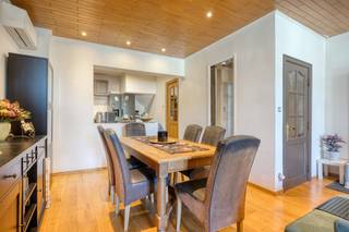 Te koop: Instapklare woning met 2 à 3 slaapkamers en handelsmogelijkheden op het gelijkvloersDeze veelzijdige woning combineert comfortabel wonen met de mogelijkheid tot het uitoefenen van een zelfstandige activiteit op het gelijkvloers.Indeling: Gelijkvloers:- Ruime inkomhalMultifunctionele ruimte (momenteel ingericht als handelsruimte, maar perfect geschikt als leefruimte of extra slaapkamer)- Sanitaire ruimteEerste verdieping:- Nachthal- Ruime leefruimte met eetkamer- KeukenTweede verdieping:- Hal- Slaapkamer- Berging- BadkamerDerde verdieping:- SlaapkamerTroeven: - Kelder- Recent gerenoveerd- Energiezuinig, conforme elektriciteit, asbestveilige woning- Uitstekende ligging nabij scholen, winkels, openbaar vervoer, invalswegen...Bent u geïnteresseerd in dit vastgoed te koop in 2850 Boom? Aarzel dan niet om contact met ons op te nemen.Wenst u uw eigendom ook te koop of te huur te stellen? Steeds tot uw dienst om u verder te helpen met al uw vragen over vastgoed!Bestuursmaatregelen in het maatregelenregister: nee