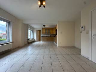 Dit instapklaar duplex-appartement is rustig gelegen in het centrum van Staden.Het appartement heeft volgende indeling:Inkomhal, ruime leefruimte met...