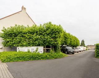 Commercieel bedrijfsgebouw met enorm veel potentieel! Deze eigendom bestaande uit: * een groot atelier van 500m2 (+ een verdiep); * een showroom...