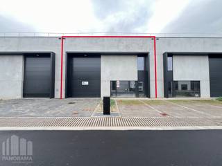 Fantastisch gelegen <strong>nieuwbouw KMO-unit</strong>, met zeer vlotte bereikbaarheid. Deze <strong>casco </strong>unit bevindt zich op een strategische locatie, op slechts 2,5 km naar de <strong>E40 </strong>op- en afrit 19 Aalst. Deze locatie biedt vlotte verbindingen naar Gent, Brussel en omliggende regio’s.<br /><br />De opslagruimte heeft een oppervlakte van 294 m² en is uitgerust met één sectionaal poort en lichtstraten met rookluik. De loods heeft daarnaast een vrije hoogte van 6 meter en alle nutsvoorzieningen zijn aanwezig. Tevens zijn er <strong>2 parkeerplaatsen</strong> voorzien en ruime manoeuvreerruimte.<br /><br />Heeft u interesse of wenst u graag meer details over dit aanbod? Neem contact op met Gill PANORAMA B2B voor meer info, plannen of een vrijblijvend plaatsbezoek via <strong>09 219 90 30</strong>.
