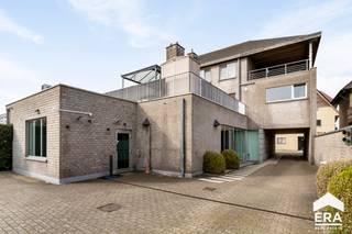 <p>Op zoek naar een instapklaar handelspand gelegen op een strategische locatie in hartje Jabbeke? Dit voormalig bankkantoor werd bij aankoop stevig onder handen genomen waardoor de nieuwe huurder snel zijn intrek kan nemen op zijn/haar activiteit op te starten. Met een totale oppervlakte van 329 m² heeft dit handelspand heel wat potentieel voor elke ondernemer (niet geschikt voor horeca).</p><p>Indeling:</p><p>Kelderverdieping (77 m²) bestaande uit:</p><ul><li>Vroegere kluis, vandaag gebruikt als bergruimte. Kan gebruikt worden als stil bureau (geluidsstil en geen bereik)</li><li>Bergingsruimte 2 met aansluitingen verwarming</li><li>Bergingsruimte 3 met aparte toegang stooklokaal</li><li>Alle ruimtes voorzien van brandwerende deuren</li></ul><p>Gelijkvloers (210 m²) bestaande uit:</p><ul><li>Winkelruimte vooraan, ramen in kogelwerend glas</li><li>Aparte ruimte met toilet</li><li>Trappenhal</li><li>Polyvalente ruimte voor diverse doeleinden, ramen werden hier vervangen door hoogrendementsbeglazing</li><li>Aparte zij ingang naar polyvalentie ruimte met cijferslot </li><li>Bureauruimte</li></ul><p>Eerste verdieping (36 m²)</p><ul><li>Vernieuwde keuken</li><li>Gescheiden toiletten (man/vrouw) met lavabo</li></ul><p>Troeven:</p><ul><li>Centrale ligging in de vernieuwde Dorpsstraat</li><li>Aantrekkelijke afwerking</li><li>Mooie EPC score, zeker na vervanging van de ramen door hoogrendementsbeglazing (EPC waarde dateert nog voor vervanging ramen)</li><li>Vlot bereikbaar via openbaar vervoer</li><li>Op 2 km van op- en afrittencomplex E40</li><li>Exclusief privatief gebruik van de achtergelegen parkingruimte (5 plaatsen!)</li><li>Verwarming via gasketel of lucht-lucht warmtepomp</li><li>Conforme elektriciteit</li></ul><p>Contacteer ons kantoor voor meer info over dit handelspand.</p>