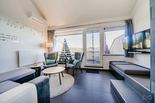 We Invest Malmedy heeft het genoegen dit triplex met 2 slaapkamers exclusief voor vakantieverhuur aan te bieden. Het is gelegen in het vakantiedomein "Terrasses de Malmedy". Het ligt op de hoogten van Malmedy en biedt daarom een uitzonderlijk uitzicht op de vallei, terwijl het toch dicht bij alle voorzieningen ligt. Het complex is uitgerust met een speeltuin, petanquebanen en wandelpaden op slechts een paar minuten afstand.
Begane grond: hal, ingerichte keuken (oven, kookplaat, afzuigkap, koelkast, gootsteen, vaatwasser, apparatuur, meubels) die uitkomt op een lichte woonkamer, terras op het zuidoosten. 1e verdieping: mezzanine omgebouwd tot slaapkamer met tweepersoonsbed. Souterrain: hal, slaapkamer met tweepersoonsbed, badkamer (enkele wastafel, Italiaanse douche, verwarmd handdoekenrek).
Technische kenmerken: de prijs is inclusief meubilair (+- €15.000), PVC ramen met dubbele beglazing, dual-mode elektrische verwarming (afstandsbediening), elektrische boiler, conforme elektriciteit, brandblusinstallatie in orde, PEB = C ( 211 kWh/m².an - E Totaal 14 234 - ref 20240108004803), afvoer via het gemeenschappelijke micro-station van het landgoed, gemeenschappelijke tuin, gemeenschappelijke parkeerplaatsen.
De verkoop vindt plaats op basis van een erfpachtcontract met een jaarlijks te betalen canon (1,5% van de verkoopprijs).
Ideaal als tweede huis of investering, met de mogelijkheid van onmiddellijke winstgevendheid, want het wordt momenteel verhuurd op Booking!