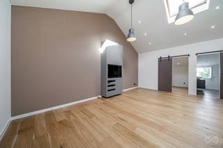 Charmant en zeer licht appartement met 2 slaapkamers. Dit mooie appartement met 2 slaapkamers ligt in de zeer aangename wijk Vanderkindere, vlak bij alle voorzieningen, en biedt een comfortabele en gezellige woonomgeving. Het appartement bevindt zich op de 3e verdieping van een klein gebouw zonder lift en bestaat uit een gezellige woonkamer met open keuken, twee slaapkamers waarvan één met inbouwkasten, en een mooie doucheruimte. Het appartement is onlangs gerenoveerd, verkeert in uitstekende staat en wacht alleen nog op zijn toekomstige eigenaar. Het is perfect geschikt als eerste aankoop of als interessante investering. Deze woning wordt aangevuld met een eigen kelder, die extra opslagruimte biedt. EPB: G. Elektriciteit conform de voorschriften. Individuele gasverwarmingsketel. Gebouw met zeer lage gemeenschappelijke kosten. Informatie en bezichtigingen: 0472 46 57 83