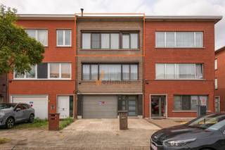 <h3><span>Instapklaar appartement in klein rustig blokje ideaal voor singles of een rustig koppel</span></h3><p><span>Distellhoek 43, Merksem</span><span> 2de verdieping</span></p><p><span>Wat een tof appartement! Gelegen in een rustige, kleinschalige blok zonder lift ) en een bijzonder goede bereikbaarheid richting </span><span>haven en centrum Antwerpen</span><span>. Dit appartement is perfect voor een </span><span>single</span><span> of een </span><span>koppel</span><span> dat houdt van wonen zonder drukte, met praktische extras.</span></p><p><span>Bij het betreden van het gebouw valt meteen de </span><span>verzorgde traphal</span><span> op. Op het gelijkvloers beschik je over een </span><span>zeer ruime privé berging</span><span> ideaal voor </span><span>je wasmachine</span><span>, </span><span>extra opslag</span><span> én </span><span>fietsen</span><span>. (15m²)</span></p><p><span>Op de 2de verdieping kom je binnen in een inkomhal met ruimte voor een schoenenkast of vestiaire. De </span><span>lichte woonkamer</span><span> ligt op nieuwe laminaatvloer en sluit aan op een </span><span>moderne keuken</span><span> met </span><span>kwalitatieve toestellen</span><span>. De </span><span>nieuwe badkamer</span><span> is compact maar stijlvol met een </span><span>inloopdouche</span><span>, </span><span>lavabomeubel</span><span>, </span><span>toilet</span><span> en </span><span>handdoekradiator</span><span>.</span></p><p><span>Er zijn </span><span>twee slaapkamers</span><span>, waarvan één iets kleiner, beide geven uit op een gezellig terrasje aan de achterzijde.<br />Verder: </span><span>overal nieuwe ramen en rolluiken</span><span>, waarvan die in de woonkamer </span><span>elektrisch</span><span> bedienbaar zijn.</span></p><p><span>Verwarming en elektriciteit: gemiddeld </span><span>90€/maand</span><span><br />Geen maandelijkse kosten: enkel water en minuterie van de hal<br /></span><span>Momenteel verhuurd aan zeer degelijke en correcte huurder 925 euro per maand mar het appartement is vrij en beschikbaar 1 december.</span><span><br /></span><span>Troeven op een rijtje:</span></p><ul><li><span>Instapklaar en rustig gelegen</span></li><li><span>ideale investering (huurpotentieel 950 euro)</span></li><li><span>Kleine residentie = lage kosten (200 euro per jaar )</span></li><li><span>Grote privéberging op het gelijkvloers</span></li><li><span>Ideaal voor wie werkt in de haven of Antwerpen</span></li><li><span>Nieuwe ramen, rolluiken & badkamer</span></li><li><span>Terrasje achteraan</span></li></ul><p><span>Interesse? Contacteer Verlimmo voor een bezoek: </span><span>03/658.95.58</span><span><br /></span><span>Een compact maar compleet appartement voor wie rust, bereikbaarheid en praktisch comfort belangrijk vindt.</span></p>