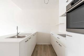 Dit prachtig appartementsgebouw is uiterst centraal gelegen, openbaar vervoer, winkels, invalswegen, de gezellige Troonplaats en de nabijheid van Het Zuid zijn maar enkele troeven van deze ligging. Het gebouw dateert van 2020 en voldoet bijgevolg aan alle strenge energie en veiligheidseisen. Het beschikt over heel wat leuke extra’s, zo is er een ruime fietsenberging voorzien, is er een groene binnentuin, werden alle appartementen uitzonderlijk goed en instap klaar afgewerkt, is er een gemeenschappelijke wasserette in het gebouw en is er de mogelijkheid tot het huren van een ondergrondse autostaanplaats. Appartement D2.1 beschikt over een leefruimte met open, volledig ingerichte keuken, afzonderlijk toilet, 2 slaapkamer, badkamer en terras. Individuele meters voor water, gas en elektriciteit- Gemeenschappelijke kosten €75 (onderhoud gemene delen, lift, tuin) EPC A en dus zeer energiezuinig.