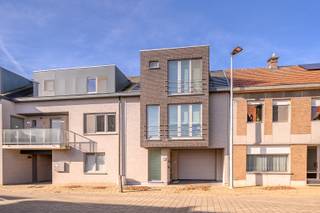 Op zoek naar een energiezuinige woning op een unieke locatie? Dan is deze prachtige woning aan één van de mooiste dijken van België absoluut een bezoek waard. Hou je van natuur, eindeloze wandelingen langs de Schelde en adembenemende zonsondergangen? Dan voel je je hier meteen thuis.<br />Deze moderne woning combineert hedendaags comfort met een warme, gezellige uitstraling. Bovendien werd werkelijk aan alles gedacht om jouw wooncomfort naar een hoger niveau te tillen.<br />We starten onze rondleiding in de inkomhal. Hier vind je een praktische vestiaireruimte en heb je de keuze tussen de trap of de lift naar de eerste verdieping. Dankzij de lift is de woning bovendien volledig rolstoelvriendelijk.<br />Op de eerste verdieping word je verwelkomd in een sfeervolle leefruimte met open keuken. Via de dubbele glazen deur kom je terecht in een lichtrijke woonomgeving waar gezelligheid centraal staat. De hypergeïnstalleerde keuken is een echte blikvanger en biedt alles wat je nodig hebt om culinair te genieten.<br />Aan de ene zijde bevindt zich de eetruimte, de ideale plek voor lange diners met familie en vrienden. Aan de andere zijde werd een praktische bureauruimte voorzien, perfect voor thuiswerk of administratie. Op koudere dagen zorgt de stijlvolle gashaard voor extra sfeer en warmte.<br />Via het schuifraam bereik je het eerste terras. Hier geniet je dagelijks van rust, natuur en het vrolijke gezang van de vogels.<br />Op deze verdieping bevindt zich eveneens een ruime badkamer, uitgerust met een inloopdouche, ligbad en dubbele lavabo. Comfort gegarandeerd.<br />Een verdieping hoger vinden we twee volwaardige slaapkamers, beide voorzien van stijlvolle maatkasten en een zee van ruimte. De slaapkamer aan de achterzijde geniet van een overvloed aan natuurlijk licht en geeft toegang tot een royaal terras. Het uitzicht op de dijk en de Schelde is hier ronduit indrukwekkend.<br />Terug naar het gelijkvloers ontdekken we een ruime garage met tal van opbergmogelijkheden. Ook de wasruimte werd hier praktisch geïntegreerd.<br />Daarnaast beschikt het gelijkvloers over een derde ruime slaapkamer en een tweede, perfect onderhouden badkamer. Ideaal voor gasten, een tiener of gelijkvloers wonen.<br />Via de achterdeur kom je terecht op een ruim terras waar het heerlijk vertoeven is. Denk aan gezellige BBQ-avonden, zonnige aperitieven en ontspannen momenten in alle privacy.<br />Een extra troef? De woning beschikt over drie toiletten, verspreid over de verschillende verdiepingen. Handig voor bewoners én bezoekers.<br />Kwalitatieve materialen, een doordachte indeling en een uitzonderlijk wooncomfort maken van deze woning een echte topper. Dankzij de aanwezige airconditioning in alle ruimtes geniet je bovendien ook tijdens warme zomerdagen van een aangenaam binnenklimaat.<br />Daarnaast is de woning uitgerust met een warmtepomp en zonnepanelen. Zo ben je klaar voor de toekomst én houd je jouw energiekosten onder controle.<br />