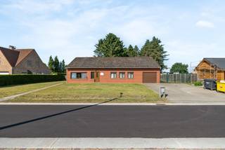 Landelijk en rustig gelegen open bebouwing op een perceel van 3.539 m². De woning biedt u een inkomhal, woonkamer met houtkachel, ingerichte...