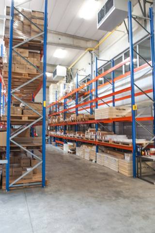 Strategisch gelegen bedrijfsgebouw op het bedrijventerrein Hoogveld in Dendermonde, met een vlotte verbinding naar de E17 via de N41 en een goede bereikbaarheid richting Brussel via Asse.<br /><br />Het magazijn heeft een <u><strong>oppervlakte van 1.100 m² </strong></u>en is opgebouwd in een betonstructuur met een <u><strong>vrije hoogte van 6 meter</strong></u>. Het magazijngedeelte beschikt over twee sectionale poorten, een centrale lichtstraat en een volledig overspannen constructie. Dit zorgt voor een optimale indeling en een aangename natuurlijke lichtinval. Vrachtwagens kunnen het gebouw langs beide zijden bereiken, al is momenteel slechts één zijde in gebruik.<br /><br />Het perceel heeft een <u><strong>totale oppervlakte van 3.819 m²</strong></u> en biedt <u><strong>25 parkeerplaatsen</strong></u> aan de voorzijde. Daarnaast beschikt de site over een luifel en ruime verharde buitenruimte, zowel voor- als achteraan het gebouw.<br />De kantoorruimte omvat in totaal 900 m² en bestaat uit onder andere meerdere vergaderzalen, individuele kantoren, sanitaire voorzieningen, archiefruimtes, een dispatchruimte, keukens en een showroom.<br />Daarnaast is er nog <strong>250 m² extra ruimte aanwezig</strong>, momenteel ingericht als archief- en stockageruimte. Deze oppervlakte kan, mits beperkte aanpassingen, worden geïntegreerd in het magazijngedeelte.<br /><br />Deze ruimtes zijn afgewerkt met een verlaagd plafond, dubbele beglazing, inbouw- en opbouwverlichting en vloerafwerking in parket of tegels. Verder is ze uitgerust met verwarming op aardgas via radiatoren, sanitaire voorzieningen voor dames en heren op elke verdieping, volledig ingerichte keukens, branddetectie, een alarmsysteem en toegangscontrole.<br /><br />Beschikbaar bij het verlijden van de authentieke akte.<br /><br />Voor meer informatie, contacteer Apers Taghnee via taghnee@kmovastgoed.be of via +32 475 42 89 58.