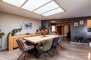 <strong>Uiterst gezellige en fris ingerichte, levensloopbestendige woning met zuidoostgeoriënteerde natuurtuin, 3 slaapkamers (met mogelijkheid tot 4), nieuwe keuken, benedenbadkamer en voldoende opslag (tuinhuis en afzonderlijk garagegebouw); alsook een zolder (eventueel voor extra opslag). De lichtrijke en stijlvol up-to-date gebrachte gezinswoning beschikt over een diepe tuin, aparte zij-ingang / oprit voor fietsen of wagens die leidt tot de garage en achterin de tuin een tuinhuis/berging voor tuinmateriaal. De woning is centraal gelegen in het rustige Asberg te Retie. Bovendien gelegen nabij centrum Retie, marktplein en op wandel-/fietsafstand van alle voorzieningen: warme bakker (Jan &amp; Lowie), diverse supermarkten, scholen, sportfaciliteiten (Vossekot), kwaliteistbrasserie Kleynhoeve en de natuur te Postel en Prinsenpark.</strong><br /><br /><strong>De woning van 1962 is doorheen de jaren up-to-date gehouden en gerenoveerd: o.a. elektriciteit, zonnepanelen, platte daken, dubbel glas en buitenschrijnwerk en schilderwerken, keuken. Zij biedt verder veel lichtinval, een praktische en aangename indeling en is steeds punctueel onderhouden. De woning beschikt bovendien over een sfeervolle, diepe natuurtuin met vijverpartij en voldoende ruimte voor planten, moestuin en opslag. </strong><br /><br /><strong>De woning is gelegen vlakbij centrum Retie, op enkele autominuten van Kasterlee, Arendonk, Dessel en Oud-Turnhout; bovenop beschikt deze over een vlotte beschikbaarheid via de E34 (verbinding Antwerpen-Eindhoven).</strong><br /><br /><span>Gelijkvloerse verdieping - Leefruimte, benedenslaapkamer en badkamer</span>:<br />De nette inkomhal met houten trap geeft toegang tot de polyvalente ruimte (bv. benedenslaapkamer) en open leefruimte. De woonkamer op kwaliteitslaminaat is ingedeeld in een zit- en eetgedeelte. Zij is recent (o.a. schilderwerken) en geniet van een rustgevende atmosfeer. Er is ruimte voor dressoir, kasten en TV-meubel. Afwerking, houtkachel en indeling verwijzen discreet naar de authenticiteit van het oorspronkelijke pand.<br /><br />De keuken (2015) is ruim en volledig voorzien. Deze keuken is voorzien van ontbijthoek, inbouwkastruimte, heteluchtoven, microgolf, vaatwasmachine, watersteen en kookvuur. De polyvalente ruimte wordt thans gebruikt voor opslag, maar kan eenvoudig worden omgevormd tot een benedenslaapkamer.<br /><br />Achteraan de leefruimte is er toegang tot de aansluitende badkamer, wasplaats met spoelbak en technische ruimte. De badkamer beschikt over een ligbad (met douchegordijn). Helemaal achteraan is een afzonderlijke toiletruimte voorzien. Er is een afgeschermde veranda (verwarmd).<br /><br /><span>Verdiepingen - Slaapkamers &amp; zolderverdieping</span>:<br />Op de eerste verdieping zijn 3 slaapkamers gelegen, waarvan 2 ruime slaapkamers en een kinderkamer/bureau. Er is een afzonderlijk toilet voorzien en voldoende opslagruimte.<br />De zolderverdieping, bereikbaar via vaste trap, is tevens polyvalent inzetbaar bijvoorbeeld als speelruimte of opslag. <br /><br /><span>Buitengebeuren - Natuurtuin, parking en opslag</span>:<br />De omheinde tuin is gezellig aangelegd en zuidoostgeoriënteerd. Er is verder een terras aanwezig en mogelijkheid voor opslag.<br />Achteraan is een overdekt terras met zicht op vijver en een tuinhuis. Vooraan is de oprit die leidt tot het garagegebouw.<br /><br /><span>Bijzonderheden</span>:<br />- Goed onderhouden en stijlvol ingerichte, lichtrijke woning<br />- Vlotte ontsluiting via E34 ~ ideaal voor woon-werkverkeer<br />- Rustige ligging doch vlakbij voorzieningen in centrum Retie<br />- Uitzonderlijk goed onderhouden en up-to-date gehouden<br />- O.a. keuken, schilderwerken, zonnepanelen en dubbel glas<br />- CV op stookolie met radiatoren &amp; houtkachel