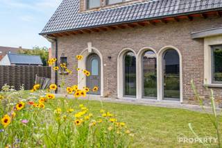 UNE AFFAIRE EN OR !!! Villa entièrement rénovée, idéalement située à Deerlijk, à 595 000 €. Vous recherchez une villa prête à emménager, économe en énergie, alliant à la perfection espace, confort et finitions haut de gamme ? Alors cette magnifique propriété entièrement rénovée, située au 11 Beekstraat à Deerlijk, est exactement ce qu’il vous faut. Grâce à son emplacement central, à quelques pas des écoles, des commerces et de toutes les commodités quotidiennes, vous profiterez ici d’une combinaison idéale entre un cadre de vie paisible et une excellente accessibilité. Depuis le hall d’entrée, vous accédez à l’espace de vie ouvert et lumineux, agrémenté d’un coin repas convivial, où de grandes baies vitrées créent une ambiance agréable et offrent une belle vue sur la terrasse et le jardin soigné et entièrement privé. La cuisine élégante et haut de gamme constitue le cœur de la maison et est équipée de tout le confort moderne, notamment d’un robinet Aqualex très pratique. À proximité se trouvent un débarras/buanderie très pratique et une cave spacieuse et sèche. À l’extérieur, vous disposez d’une grande allée et d’un garage en maçonnerie.À l’étage se trouvent trois chambres spacieuses, toutes équipées de la climatisation pour un confort optimal. Le grenier entièrement aménagé offre en outre de nombreuses possibilités et peut parfaitement être aménagé en quatrième chambre, bureau ou espace de loisirs.Cette maison obtient également d’excellents résultats en matière de durabilité. Avec un label EPC A, le chauffage au sol, la domotique, une toiture entièrement rénovée et 12 panneaux solaires sur le garage, vous avez la garantie d’une maison économe en énergie et tournée vers l’avenir. Les deux citernes d’eau de pluie, d’une capacité totale de 30 000 litres, permettent en outre de couvrir jusqu’à 95 % de la consommation d’eau grâce à l’eau de pluie.Cette propriété est située sur un terrain de 1 085 m² et dispose d’une surface habitable d’environ 207 m² (à titre indicatif selon le certificat de performance énergétique). Le CPE n’est que de 91 kWh/m²/an (Label A – UC 379309), ce qui signifie qu’aucune obligation de rénovation ne s’applique. De plus, la maison obtient un score P et un score G de niveau A et ne se trouve pas dans une zone à risque d’inondation.En résumé, cette villa élégante offre une combinaison unique d’espace, de qualité, d’efficacité énergétique et d’un emplacement exceptionnel. Un choix incontournable pour ceux qui souhaitent profiter d’un cadre de vie confortable en toute sérénité.Prix demandé : 595 000 €Intéressé(e) ? Contactez dès aujourd’hui Property Vastgoed au 056 96 08 00 ou à l’adresse info@property-vastgoed.be et organisez votre visite.