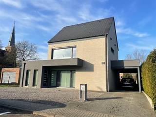 <p><span>Deze woning heeft het allemaal: een topligging, een geweldige look, perfect EPC, een grote tuin en carport voor de auto. Bovendien is ze verwarmd op warmtepomp en is het verbruik miniem. Een laat ons al die thuiswerkers niet vergeten die de keukentafel beu zijn: er is een apart bureel op het gelijkvloers. De inkomhal is voorzien van een vestiairekast en toilet. De living is erg ruim en geeft een open gevoel door de prachtige vide. De keuken is een pareltje en tevens is ze verbonden met een handige berging. Boven zijn er op het eerste verdiep de master bedroom met dressing en badkamer en op zolder werd er een tweede XL kamer afgewerkt met aparte badkamer. De ene heeft een bad, de andere een douche. Voor elk wat wils. Een toppand op wandelafstand van het station, het centrum en de E40 richting Luik-Leuven!</span></p>