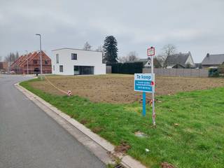 Lot 2 heeft een oppervlakte van 326 m² en is gelegen in een goedgekeurde en reeds aangelegde verkaveling in de Vogelzangstraat langsheen de...