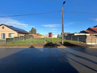 Ter hoogte van de Dennenstraat in Geel vinden we dit ruime perceel bouwgrond terug. Dankzij deze gunstige ligging zijn zowel de omliggende gemeenten als tal van voorzieningen vlot bereikbaar.<br /><br />Kenmerken:<br />- Totale oppervlakte: 493m²<br />- Perceelbreedte: 17m<br />- Perceeldiepte: +/- 29m<br />- Gevelbreedte: 11m<br />- Bouwdiepte: 11m<br />- Bestemming: woongebied<br />- Oriëntatie: noord gericht<br /><br />Het perceel leent zich perfect voor het bouwen van een ruime eengezinswoning in een rustige omgeving.<br /><br />Voor meer informatie over de mogelijkheden bij dit perceel bent u welkom op ons kantoor of kan u ons steeds bereiken via info@vastengoed.be of 014 72 73 74.<br /><br />Wenst u een gratis schatting van uw eigendom? Contacteer ons vrijblijvend voor een afspraak!