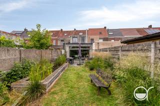Deze woning werd in 2009 volledig gerenoveerd. Later werden ook nog zonnepanelen aangebracht en werd de voorgevel bepleisterd en geïsoleerd.<br />Vooraan vinden we een gezellige bureau, een berging met vestiaire, een wasberging en een toilet. In het midden vinden we de woonplaats en achteraan is de grote open keuken met veel lichtinval en zicht op de tuin. Onder de betonvloer ligt er vloerverwarming en een houtkachel zorgt voor extra warmte en sfeer in de wintermaanden. <br />Op de eerste verdieping zijn er nog 2 ruime slaapkamers met parketvloer en een badkamer met douche en bad. Ingemaakte kasten in de hal zorgen voor extra opbergruimte. Op de zolderverdieping werd een derde slaapkamer gemaakt. In de natuurlijke tuin ligt een vijver die het regenwater opvangt en de bloesems van de blauwe regen zorgen voor schaduw op een extra terras in het midden van de tuin, vlakbij de tuinberging. Helemaal achteraan op het perceel bevindt zich het tuinkantoor. Moet je thuis werken maar heb je toch graag een plek voor jezelf met zicht op de velden? Zouden de kinderen graag een afzonderlijke speelplaats hebben waar ze zich kunnen uitleven of heb je nood aan een muziekstudio? Alles kan! Infraroodpanelen zorgen hier voor warmte. Het pand is gelegen op 10 minuten stappen van het centrum in een rustige straat waar altijd voldoende parkeerplaatsen aanwezig zijn. Winkels, scholen en openbaar vervoer bevinden zich in de onmiddellijke omgeving en in de Brielmeersen is er voldoende ruimte voor sport en ontspanning. De woning is beschikbaar vanaf 15 november 2026. Plan je bezoek via https://schave.rosseel.be of 09/280.20.43 of annick@rosseel.be