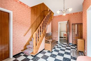 <p><span>LINDEN: Vrijstaande ruime woning met 4 slaapkamers op toplocatie </span></p><p><span> </span></p><p><span>Deze karaktervolle woning gelegen in de residentiële omgeving van “Steenveld” in Linden biedt een perfecte combinatie van ruimte, comfort en mogelijkheden voor gezinnen die op zoek zijn naar een op te frissen woning in een zeer rustige gegeerde omgeving. </span></p><p><span>Met een totale bewoonbare oppervlakte van 190 m² is deze woning aangenaam ingedeeld over twee verdiepingen. </span></p><p><span> </span></p><p><span>Het perceel van 7are en 20 centiare biedt tal van mogelijkheden in een zeer rustige setting. </span></p><p><span>We betreden deze woning via een ruime inkomhal die toegang biedt tot een lichtrijke woonkamer met aansluitende keuken en toegang tot de tuin.</span></p><p><span>Op het gelijkvloers hebben we eveneens een aparte ruime bureau met ramen tot op de grond, een ruimte vooraan de woning dat kan dienen als een apart salon/bureau of hobbykamer, een apart gastentoilet en een kleine berging.</span></p><p><span> </span></p><p><span>De eerste verdieping omvat vier royale slaapkamers, waarvan er twee voorzien zijn van een ruime berging. De badkamer is uitgerust met een ligbad/douche, wastafel met spiegelkast en aansluiting voor wasmachine/droogkast.</span></p><p><span> </span></p><p><span>De zolder is te betreden via een vlizotrap en is voorzien van een condenserende gaswandketel (2017) en kan gebruikt worden voor extra bergruimte.</span></p><p><span> </span></p><p><span>De tuinzone is zeer verzorgd afgewerkt met beplanting en haagwerk. Het perceel is afgesloten met een mooi hekwerk en werd eveneens voorzien van 2 individuele garageboxen. (beide vergund)</span></p><p><span> </span></p><p><span>Bent u op zoek naar een woning in het prachtige groene Linden? Zoek niet verder en maak vandaag nog een afspraak! </span></p><p><span> </span></p>