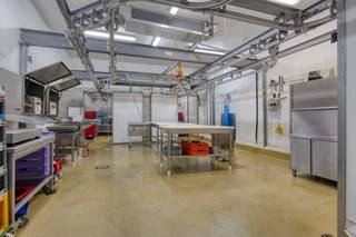 Atelier de découpe de viande entièrement équipé à vendre, idéalement située à proximité du site bien connu de l’Abattoir d’Anderlecht.Il s’agit...