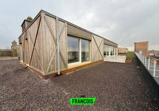 Op de dakverdieping van een gerenoveerd gebouw, treffen we dit unieke penthouse. De penthouse combineert de nieuwste technieken, een warme...