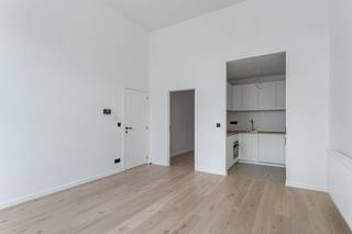 Dit appartement onderging een totaalrenovatie! Het bestaande gebouw werd teruggebracht tot op zijn ruwbouw en werd volledig afgewerkt met kwalitatieve en hoogstaande materialen, met smaak en oog voor detail! De hoge plafonds zorgen voor een enorm ruimtelijk gevoel!<br /><br />Bestaande uit een lichtrijke leefruimte met een plafondhoogte van 4m, een volledig uitgeruste keuken, een hal met een apart toilet, een slaapkamer met aansluitend een terras en een badkamer. Het appartement beschikt over een extra bergruimte in de gang en een ruime kelder in de ondergrond.<br /><br />Eerste bewoning! Verkoop onder registratierechten! EPC B-label! Elektriciteit conform! Asbestveilig! Niet-overstromingsgevoelig!<br /><br />Indien u dit uitzonderlijke appartement graag bezoekt dan kan u mij steeds bereiken via arnaut@immojanstas.be of 0495292080.<br /><br />Bijkomende info (EPC, bodemattest, elektriciteitsattest, enz...) kan U hier downloaden ↓